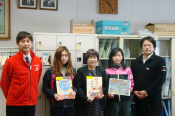 社会貢献活動 交通安全絵本 寄贈風景 三菱自動車ロジテクノ株式会社